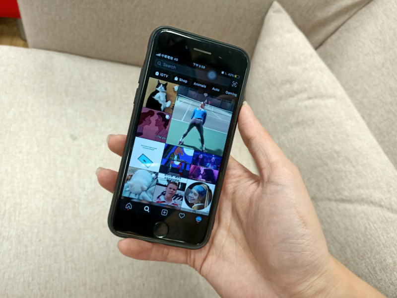 Instagram的探索功能(Explore)自動會蒐集瀏覽紀錄與偏好，並在應用程式內推薦用戶可能也會喜歡的內容和帳號。   圖：張哲瑋／攝