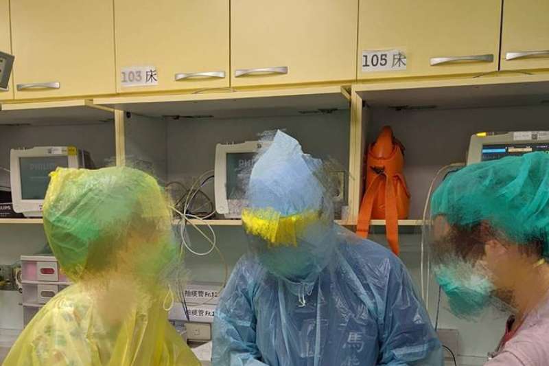 國民黨立委李德維揭露馬偕醫院缺乏防護衣，只能以輕便型雨衣頂替的窘境。   圖：李德維辦公室／提供