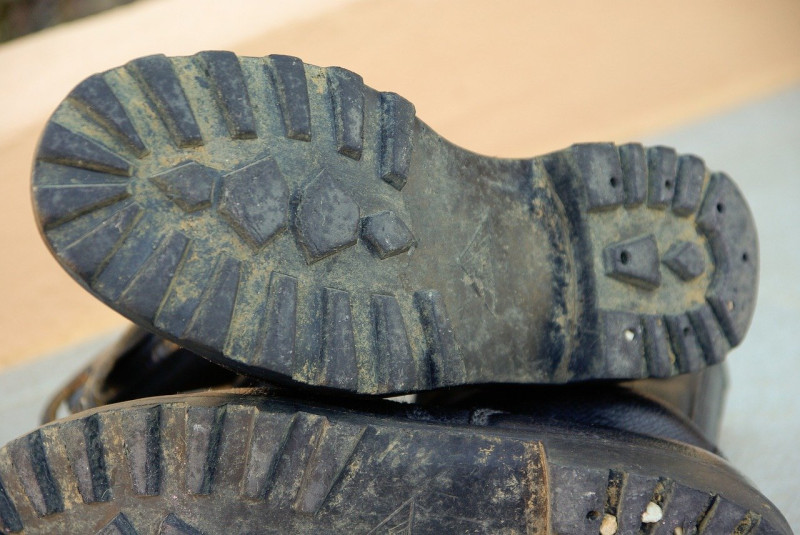 研究發現新冠病毒可藏鞋底5天，建議民眾返家後最好能把鞋子留在門外。   圖：翻攝自Pixabay