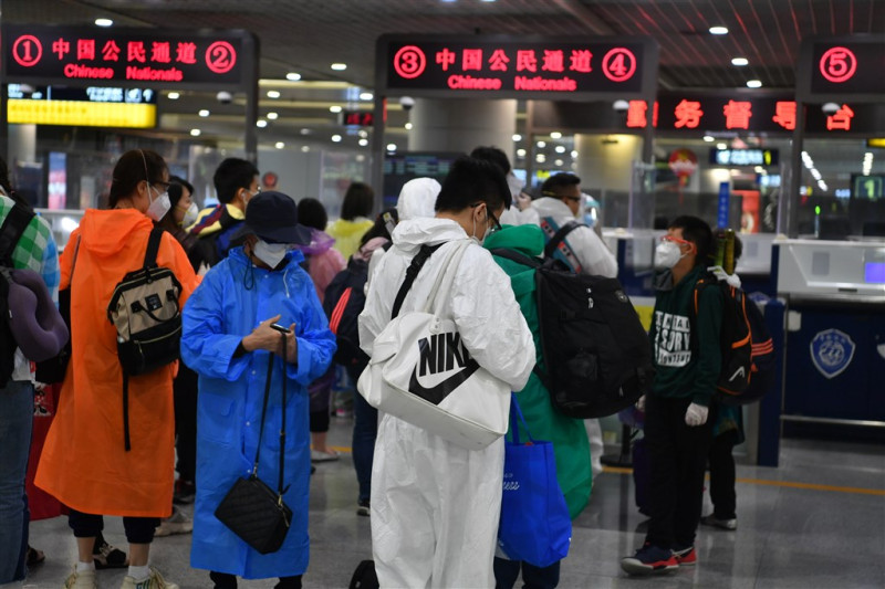 中國政府宣布，自28日凌晨0時起，暫時停止外國人持「目前有效」的中國簽證和居留許可入境。圖為旅客在成都國際機場進行入境登記。   圖：中央社／提供