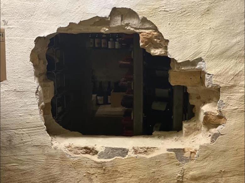 丹麥米其林餐廳formel B酒窖後方被挖鑿出一個約半公尺寬的大洞，被竊取價值近670萬元的名貴葡萄酒。   圖：取自formel B臉書粉絲團