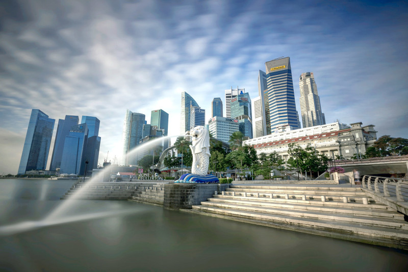 面對疫情威脅，新加坡政府祭出嚴厲政策防疫，要求所有民眾今都要保持1公尺的距離。   圖：翻攝Gov.sg臉書