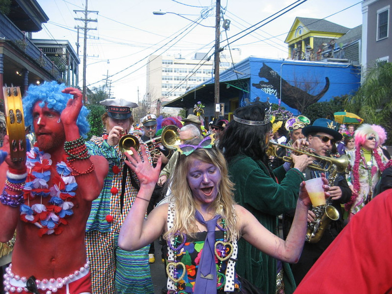 紐奧良月至2月所舉辦的狂歡節嘉年華（Mardi Gras）吸引全球超過100萬人，成為病毒的「完美溫床」。   圖：翻攝自維基