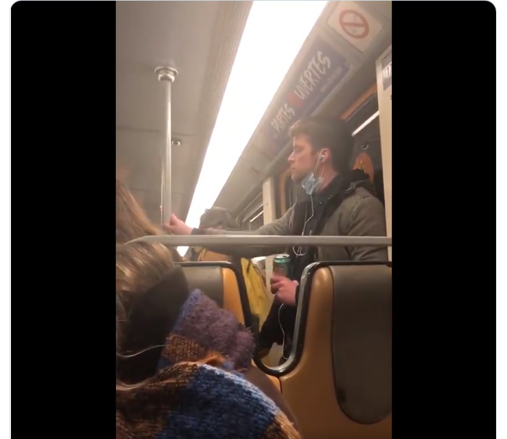 本月10日，比利時地鐵驚見一名酒醉男子將自己口水塗抹於握把上。   圖：翻攝自推特