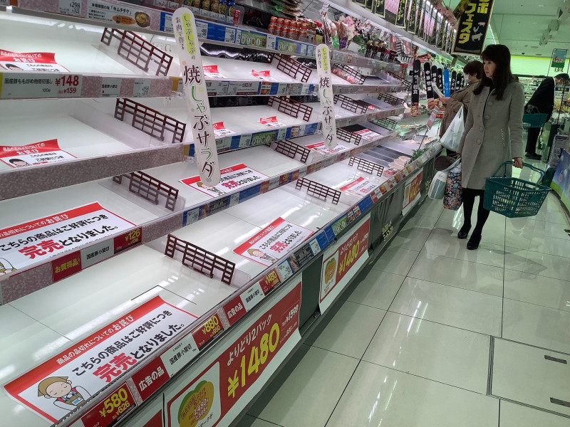 因為小池吐出lockdown，首都封鎖，雖說為時尚早，但引起搶購潮，東京各超市被搶購一空。   圖：劉黎兒攝影