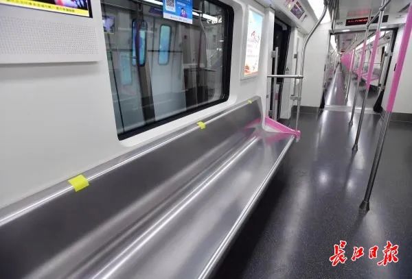 原本能容納大約7人的地鐵座位，現在只能坐3名乘客。   圖：翻攝自長江日報
