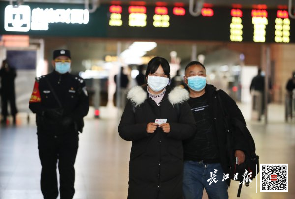 抵達武昌站的乘客。   圖：翻攝自長江日報