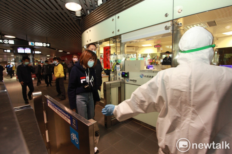 武漢肺炎疫情持續擴散，台北捷運宣布即日起搭乘捷運需全程配戴口罩防疫。   圖：林昀真／攝