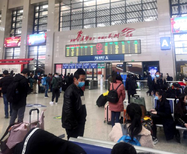 湖北省25日起解封，車站內開始湧入民眾   圖：翻攝自微博