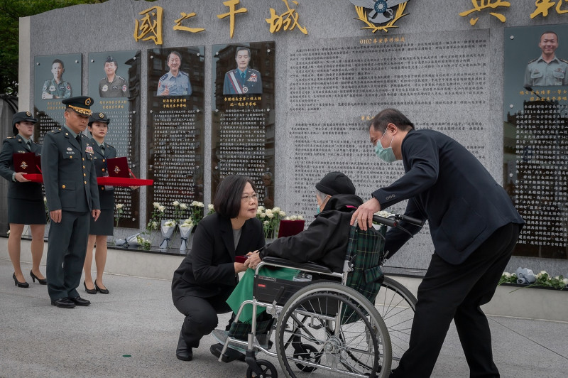 總統蔡英文29日上午出席「0102殉職將士紀念專區」成立典禮，參謀總長沈一鳴的高齡母親也坐著輪椅出席。   圖：總統府提供