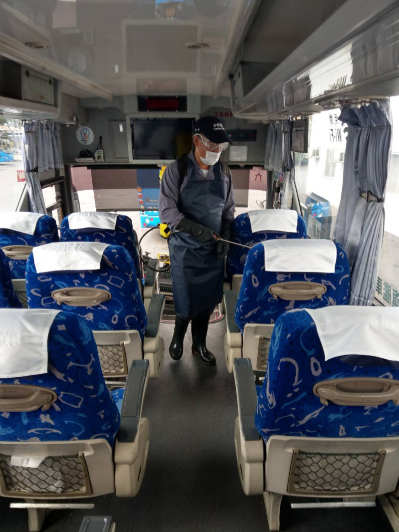 「北宜、北花國道客運」出車前都進行車內消毒。   圖：首都、臺北客運提供