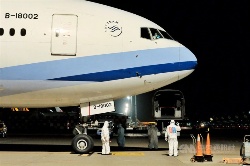 接回滯留中國湖北的台灣民眾類包機，今晚10時20分左右降落桃園機場，153名旅客在經過防疫檢查作業後，將送往檢疫所。   圖：中央社