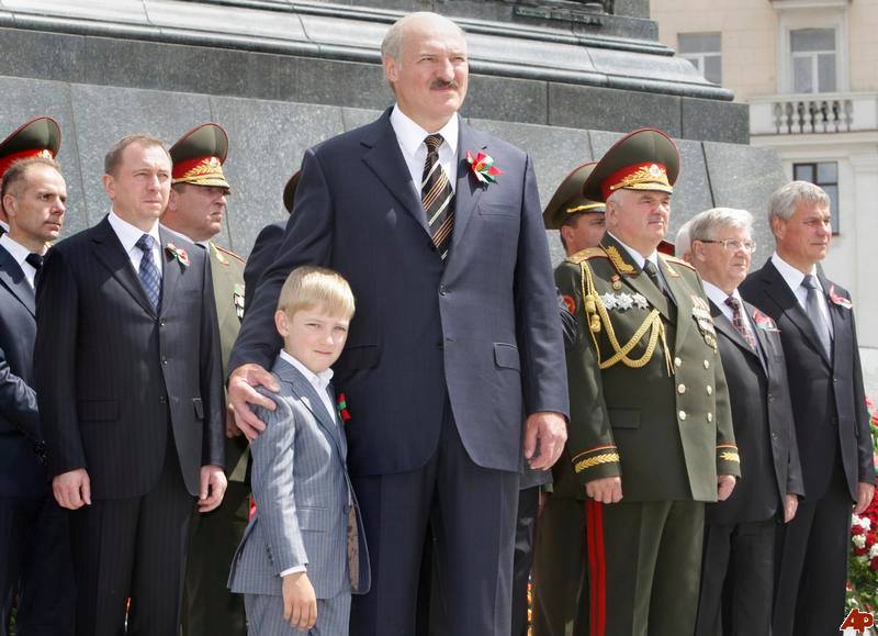 武漢肺炎升溫，白俄羅斯境內卻未有任何防疫動作，白俄羅斯總統甚至強調，他的國家不需要採取任何預防措施，民眾「平常只要多洗手、喝伏特加、拿伏特加消毒、洗三溫暖」即可。   圖：翻攝自Alexander Lukashenko臉書