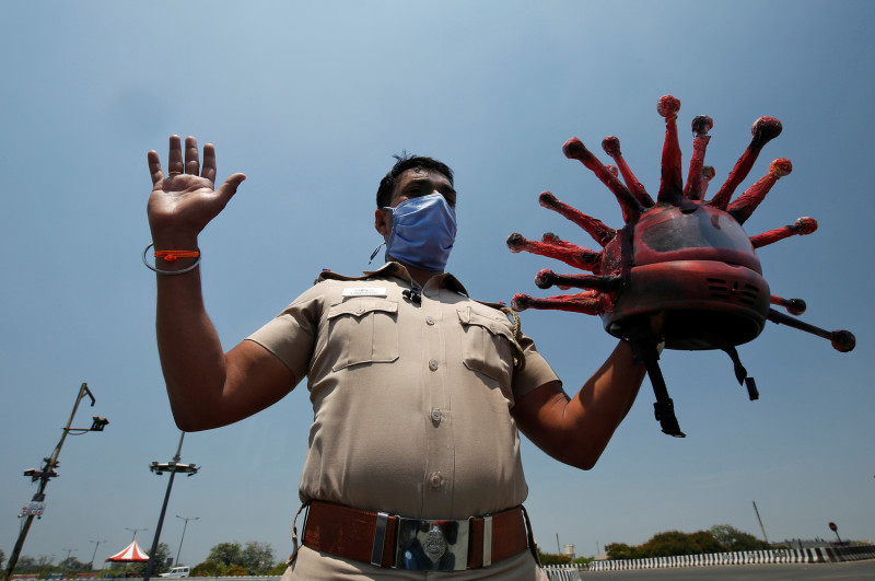 印度清奈一名警察巴布(Rajesh Babu)，與他的藝術家朋友古特漢(B Gowtham)製作了一頂看起來像是冠狀病毒的安全帽。   圖:達志影像/路透社