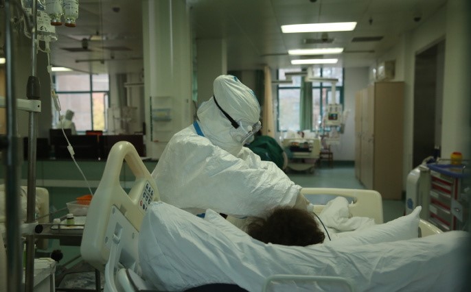 武漢肺炎升溫，中國確診人數與死亡人數不計其數，官方下令，禁止舉辦葬禮，這讓許多死者家屬無法接受。   圖：翻攝自微博