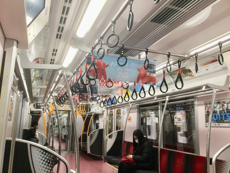 東京都要求週末外出自肅,電車上乘客非常少。 圖:劉黎兒攝影 東京都要求週末外出自肅,電車上乘客非常少。 圖:劉黎兒攝影