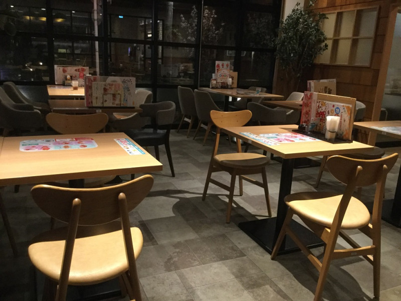 東京週末要求自肅不外出，原本週末需要排隊的餐廳幾乎沒人光顧。 圖：劉黎兒攝影