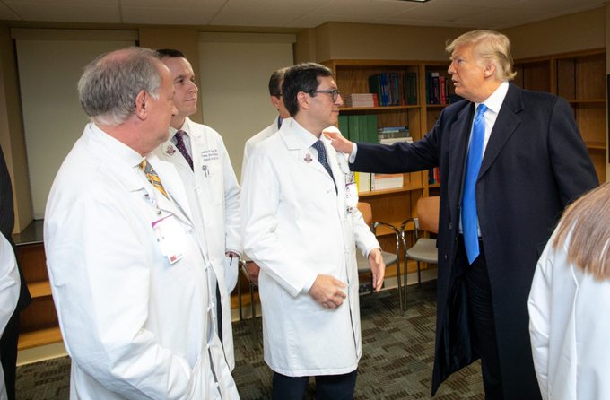 美國陷入武漢肺炎危機，該國總統川普（右）日前與美國醫師代表會面，為他們加油打氣。   圖：翻攝自美國白宮推特