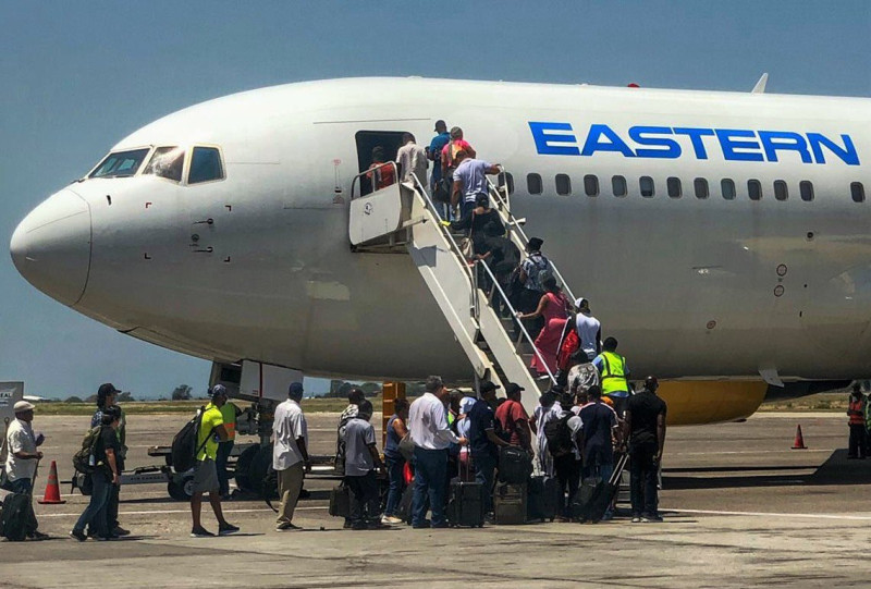 美國啟動最大規模撤僑計畫，圖為從海地包機載回美國公民。   圖：翻攝自蓬佩奧推特