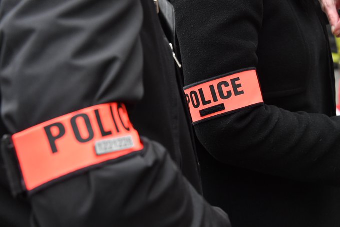 法國巴黎警察在推特宣布，在近郊93省聖德尼查扣來自中國的3萬2500個口罩，已轉交當地衛生局。   圖：翻攝自Préfecture de Police推特
