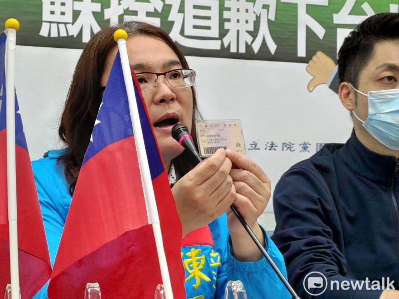 國民黨立委陳玉珍出示身分證，表示自己是中華民國金門現選區所選出的立委。   圖：黃建豪/攝（資料照片）