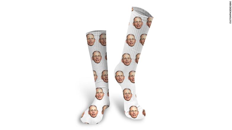 一名設計者將佛奇的臉印在襪子上。   圖:擷取自customfacedesigns.com