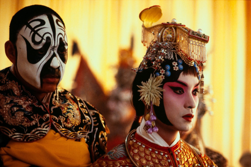 張國榮(右)、張豐毅(左)在台上扮演京劇楚霸王和虞姬。   圖：甲上娛樂/提供