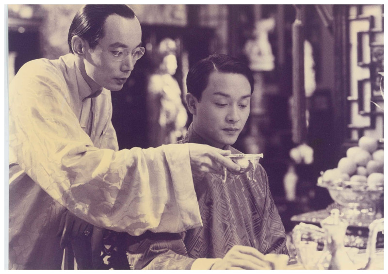 葛優(左)、張國榮(右)在《霸王別姬》中飾演袁四爺、程蝶衣。   