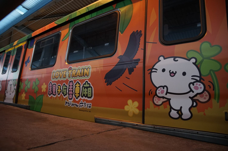 台北捷運推出2020探索森林親子彩繪列車同時繪出早晨、黃昏、夜晚的森林變化。   圖：台北捷運／提供