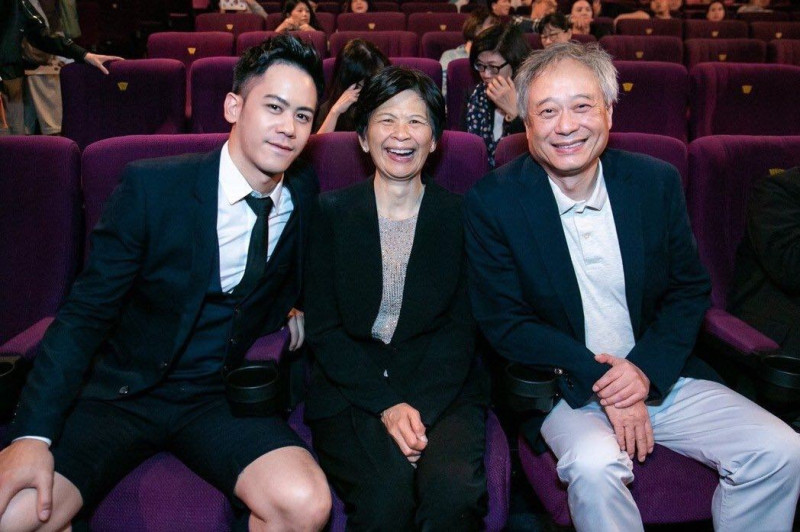 李安一家人，演員次子李淳(左)、李安夫人林惠嘉(中)、導演李安(右)   圖：嘉掦電影/提供