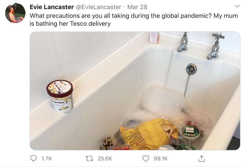 一名英國少女在推特PO文，表示自己母親會把這些食物放在浴缸中「泡澡」。   圖：翻攝自「 Evie Lancaster」Twitter
