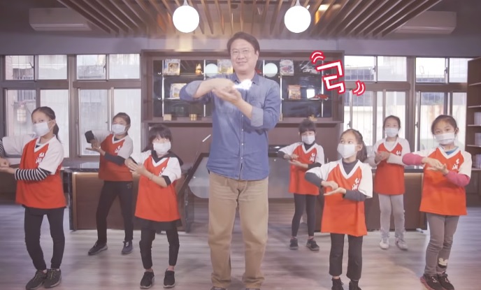基隆市長林右昌接受了台北市議員許家蓓下的戰帖，與仙洞國小學童及基隆年輕人一起跳洗手舞。   圖：翻攝自林右昌臉書