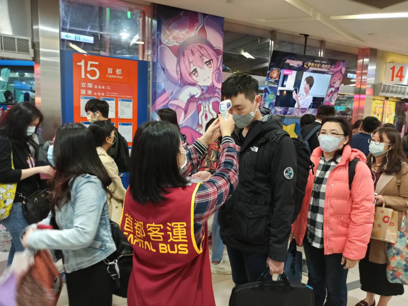 清明連假，臺北區監理所呼籲多使用大眾運輸，公車業者也都作好防疫準備，例如為乘客量額溫。   圖：首都客運提供