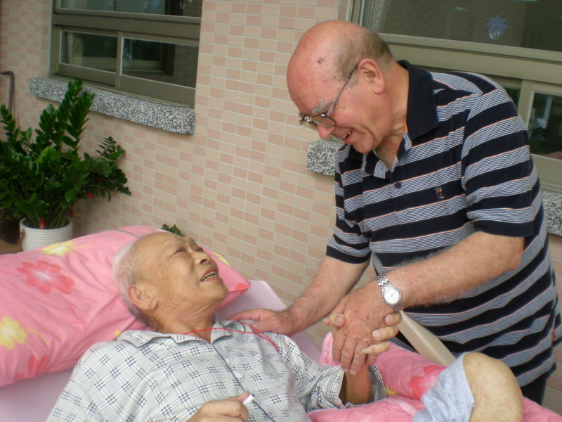 從義大利來台服務已經55年的呂若瑟神父(右)。 圖：羅東聖母醫院