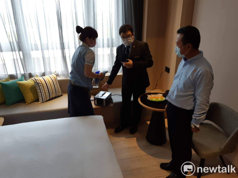 長榮文苑酒店業者表示，安心旅館每日全面消毒。   圖：蔡坤龍/攝