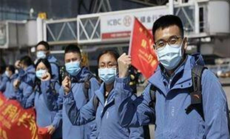 武漢肺炎升溫，中國日前派出山東15人醫療團隊前往英國援助。   圖：翻攝自微博