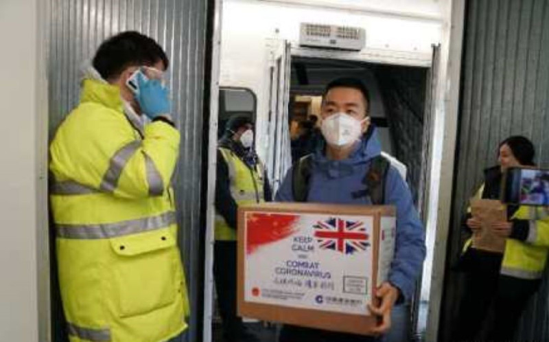 中國日前派出15人醫療團隊前往英國，同時還備有大量醫療物資打算捐贈給當地。   圖：翻攝自微博