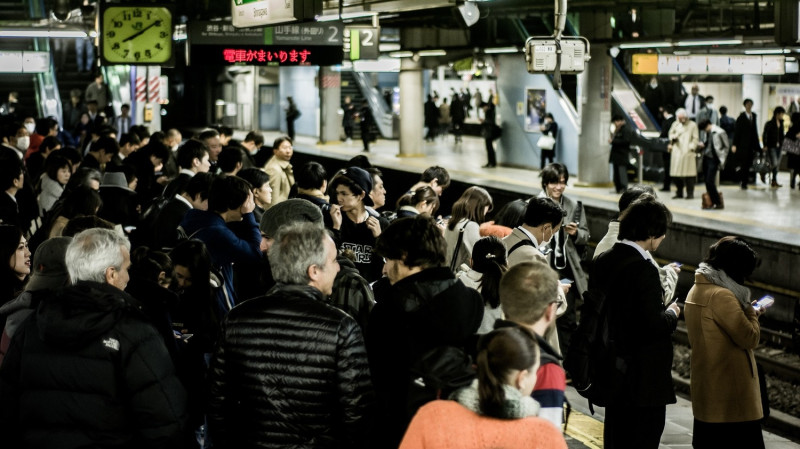 日本武漢肺炎疫情日益嚴重，但當地目前通勤上班的人潮依然不減，東京地鐵在尖峰時刻仍是人潮擁擠。(示意圖)   圖：翻攝自PIXABAY