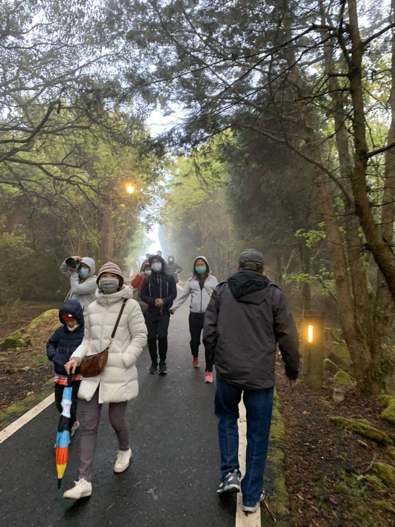 為了防範武漢肺炎，阿里山森林遊客區要求民眾進入園區全程戴口罩。   圖：嘉義林管處/提供