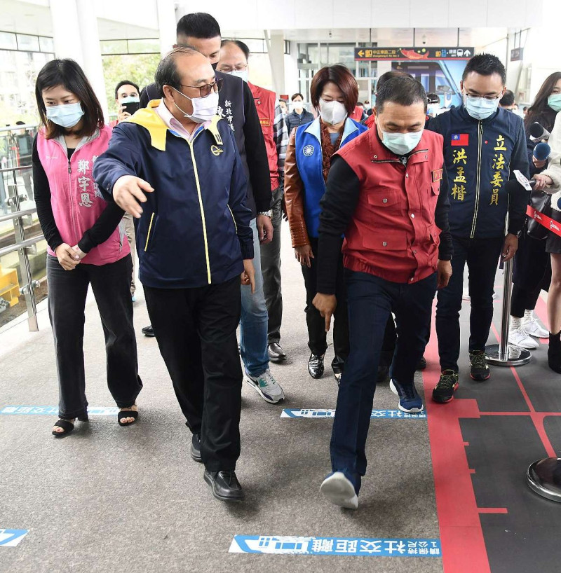 新北市長侯友宜偕立委洪孟楷與市議員鄭宇恩、陳偉杰等人，先後到淡海軌、淡北道路預定地視察。   圖：新北市政府提供