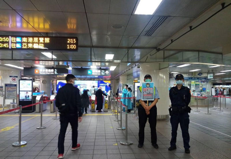 中央流行疫情指揮中心昨（4）宣布，自4日起民眾搭大眾運輸工具必須戴口罩。   圖：翻攝自「台北捷運」