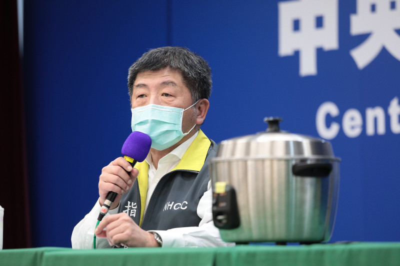 指揮官陳時中昨（6）日宣佈電鍋乾蒸口罩法，呼籲民眾重複使用口罩、珍惜防疫資源。   圖：疾管署／提供