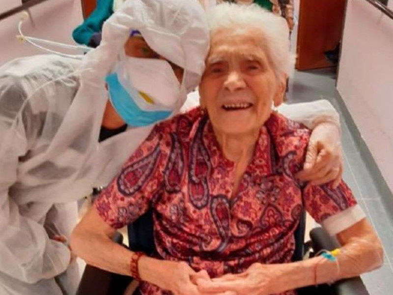 義大利104歲人瑞扎努索（右）確診武漢肺炎，日前經過10多天治療，已經康復到可以下床。   圖：翻攝自Silvia Sardone臉書