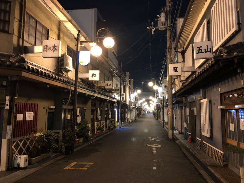 有日本網友趁著停業期間，在該區拍下空蕩蕩街道及店家休業公告。   圖：翻攝自Twitter