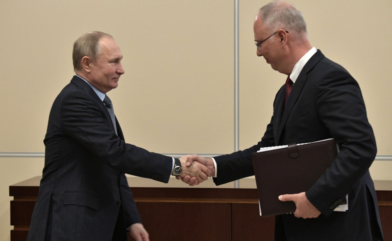 俄羅斯總統普丁（左）與俄羅斯主權基金執行長Kirill Dmitriev（右）   圖：翻攝自「President of Russia」Twitter