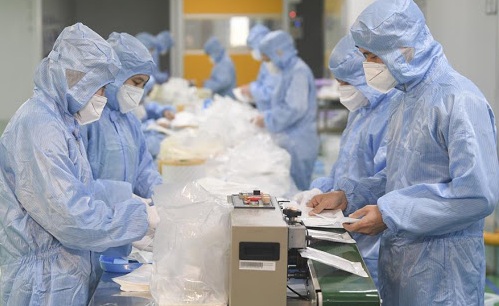 中國抓住防疫商機，3月1日至5月16日，中國共驗放出口價值1344億人民幣的防疫物資。   圖:擷取自TWITTER