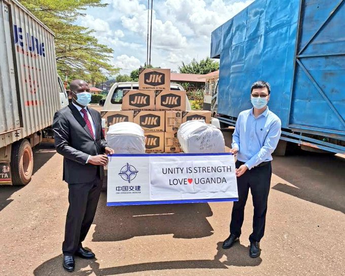 中國展開大外宣，烏干達感謝中國承包商捐贈蚊帳、消毒劑等物資。   圖：翻攝自UNRA_UGANDA推特