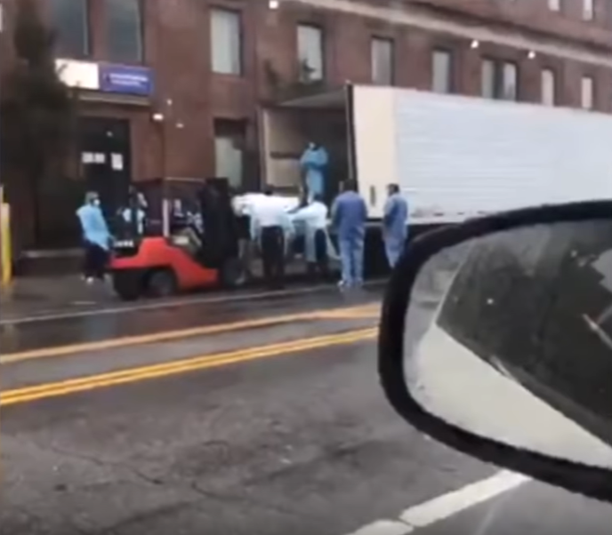 布魯克林的一家醫院正用堆高機將屍體運到貨櫃車中。   擷取自網路影片。