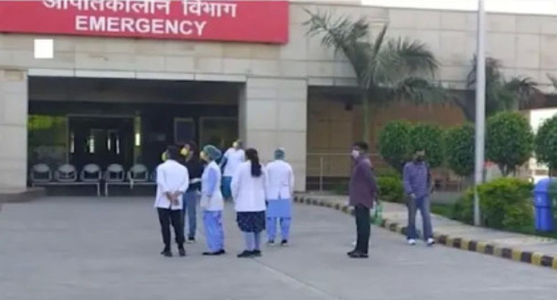 印度哈里亞納邦（Haryana）一名男子因出現疑似確診情況被送進隔離病房，但在隔離期間內心過於恐慌，住院不到一周就想要逃出醫院。   圖：翻攝自微博
