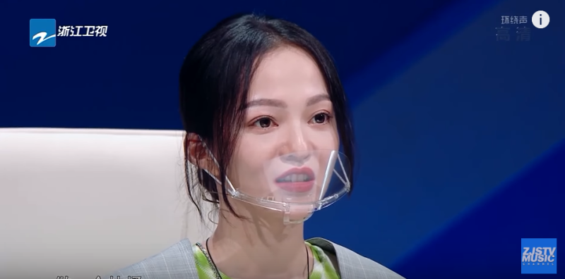 中國綜藝節目《天賜的聲音》復工後，藝人戴上透明塑膠口罩，引來觀眾議論。   圖 : 翻攝自浙江衛視Youtube